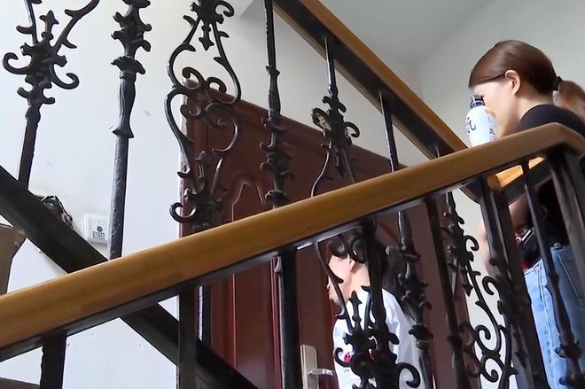 将单身母亲赶出家门背后真相令人泪目米乐体育app网站湖南14岁女儿(图2)